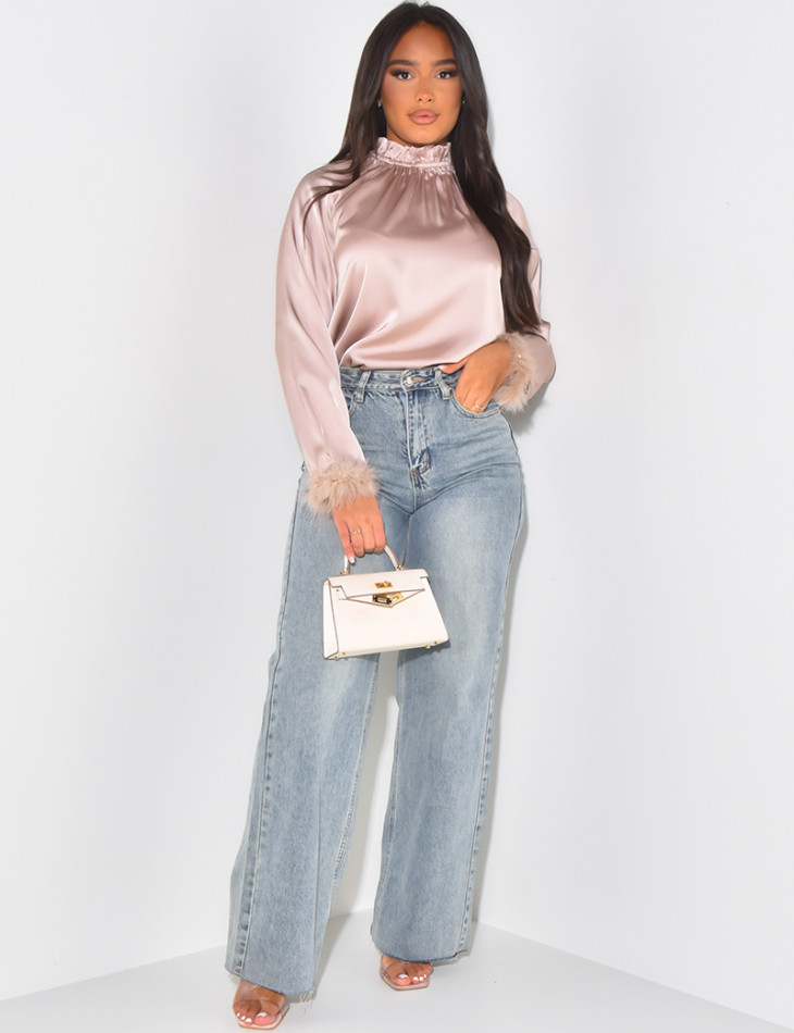 Top aus Satin mit Federn an den Ärmeln