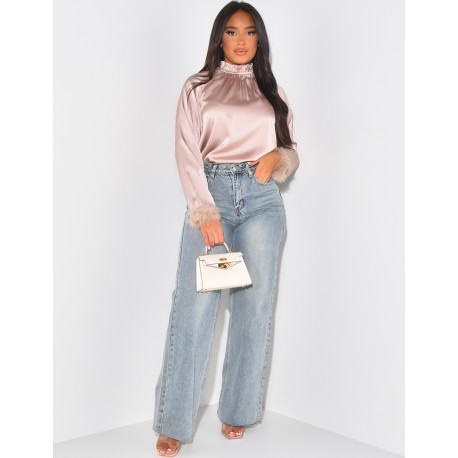 Top aus Satin mit Federn an den Ärmeln