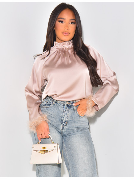 Top aus Satin mit Federn an den Ärmeln