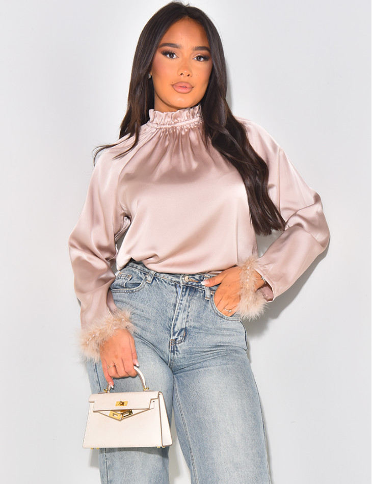 Top aus Satin mit Federn an den Ärmeln