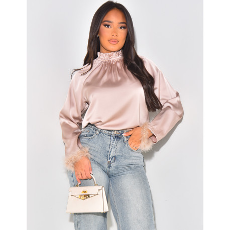 Top aus Satin mit Federn an den Ärmeln