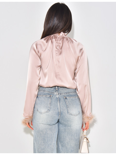 Top aus Satin mit Federn an den Ärmeln