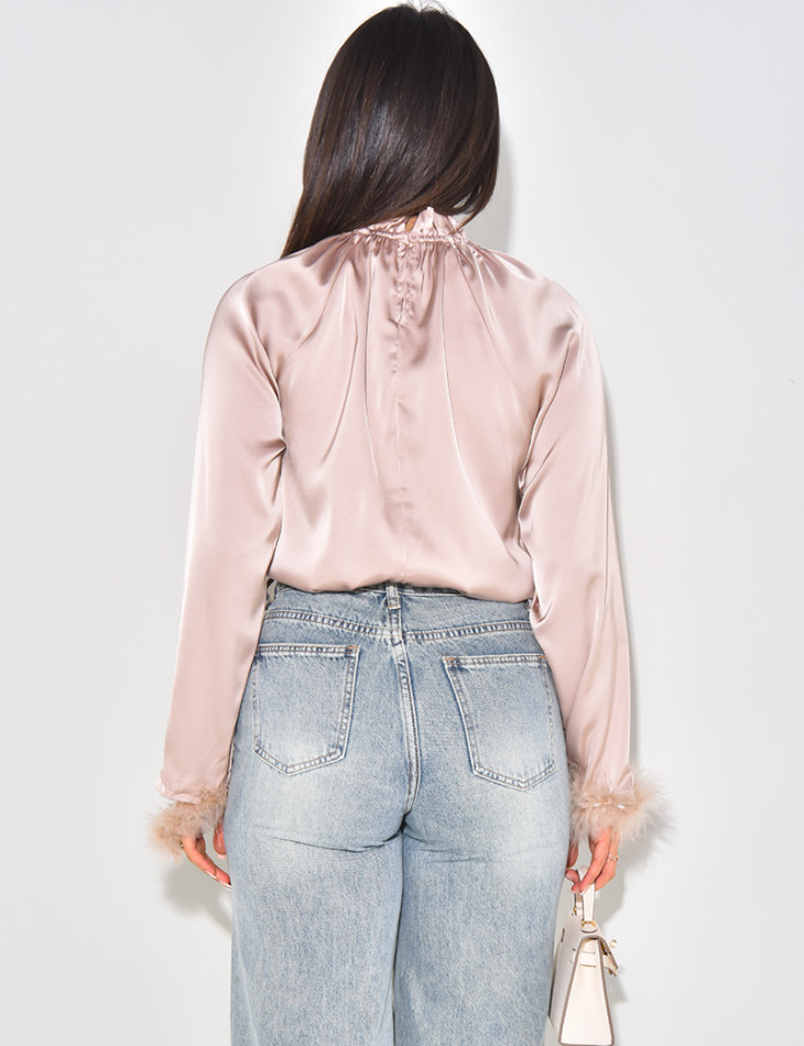 Top aus Satin mit Federn an den Ärmeln