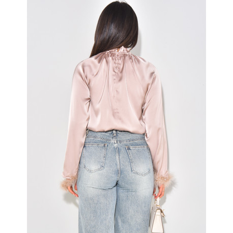 Top aus Satin mit Federn an den Ärmeln