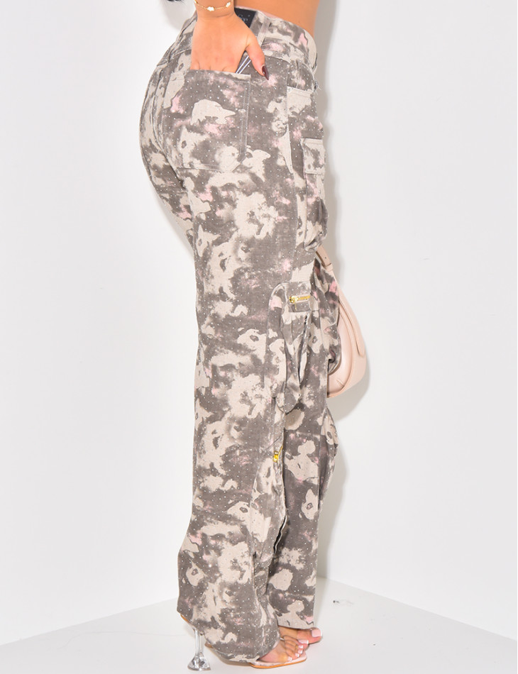 Jeans cargo camouflage rose à strass
