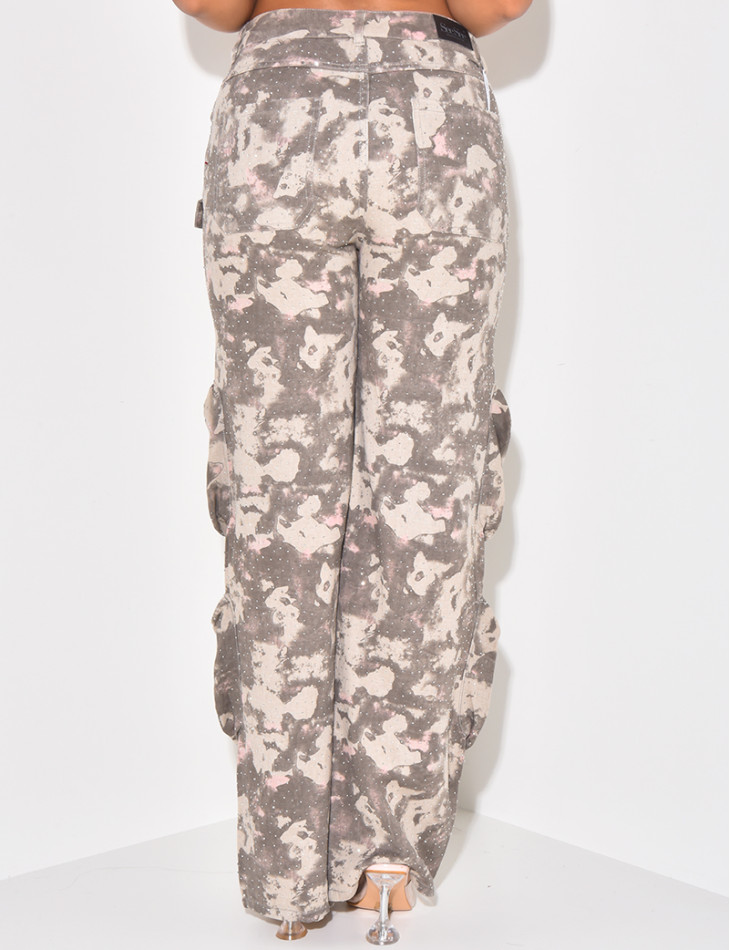 Jeans cargo camouflage rose à strass
