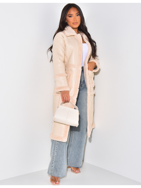 Mantel aus Kunstleder mit Einfassungen aus Schaffell.