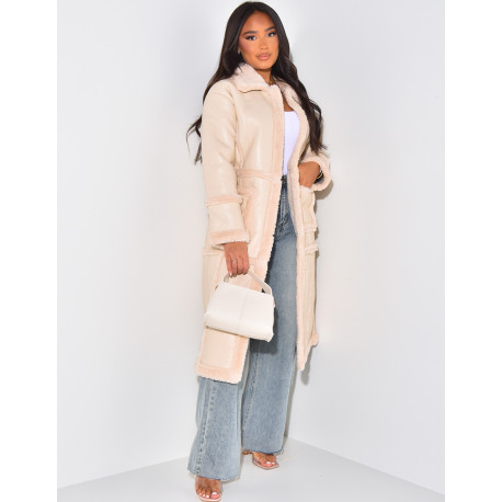 Mantel aus Kunstleder mit Einfassungen aus Schaffell.