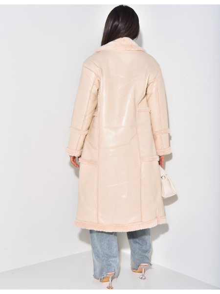 Mantel aus Kunstleder mit Einfassungen aus Schaffell.