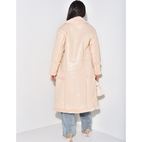 Mantel aus Kunstleder mit Einfassungen aus Schaffell.