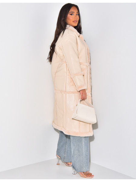 Mantel aus Kunstleder mit Einfassungen aus Schaffell.