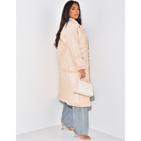 Mantel aus Kunstleder mit Einfassungen aus Schaffell.