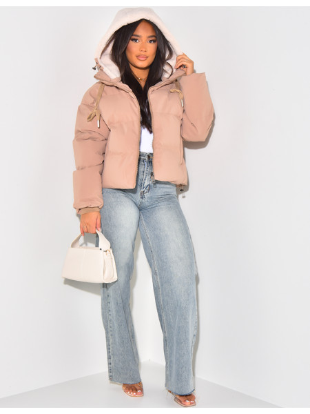 Kurze, gesteppte Daunenjacke mit abnehmbarer Schaffellkapuze.