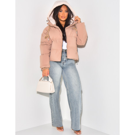 Kurze, gesteppte Daunenjacke mit abnehmbarer Schaffellkapuze.