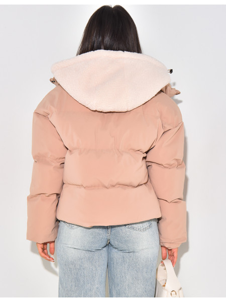 Kurze, gesteppte Daunenjacke mit abnehmbarer Schaffellkapuze.