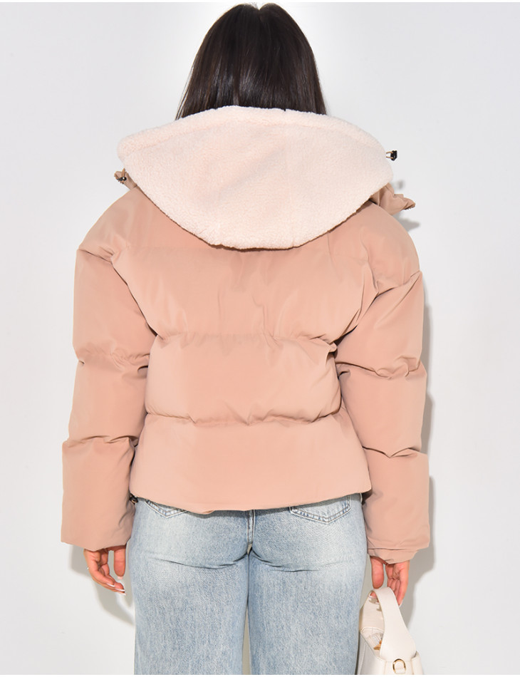 Kurze, gesteppte Daunenjacke mit abnehmbarer Schaffellkapuze.