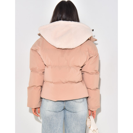 Kurze, gesteppte Daunenjacke mit abnehmbarer Schaffellkapuze.