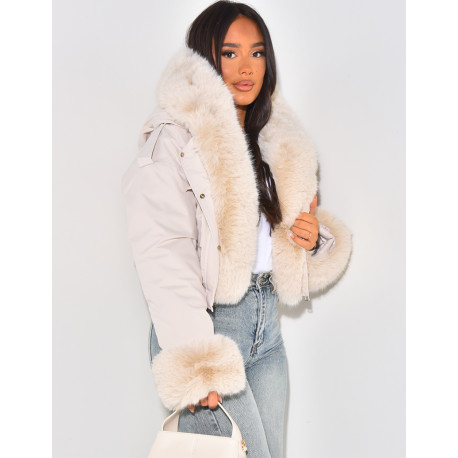 Kurze Daunenjacke mit abnehmbarem Pelz.