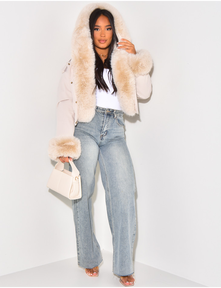 Kurze Daunenjacke mit abnehmbarem Pelz.