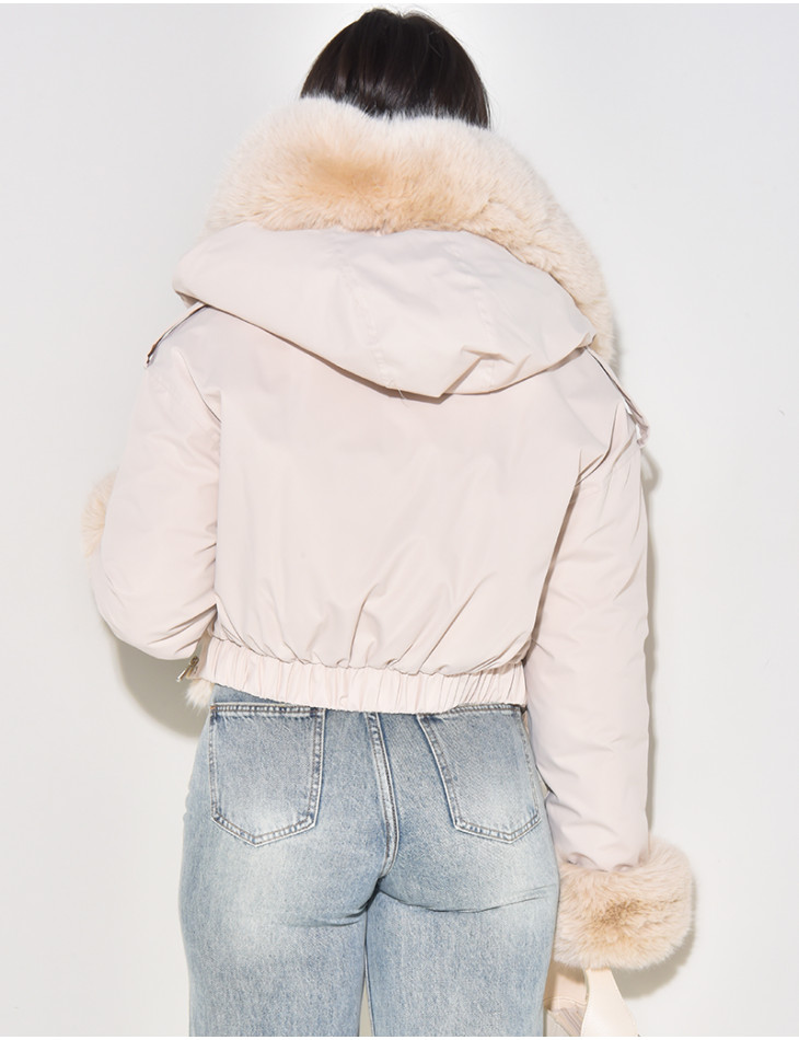 Kurze Daunenjacke mit abnehmbarem Pelz.