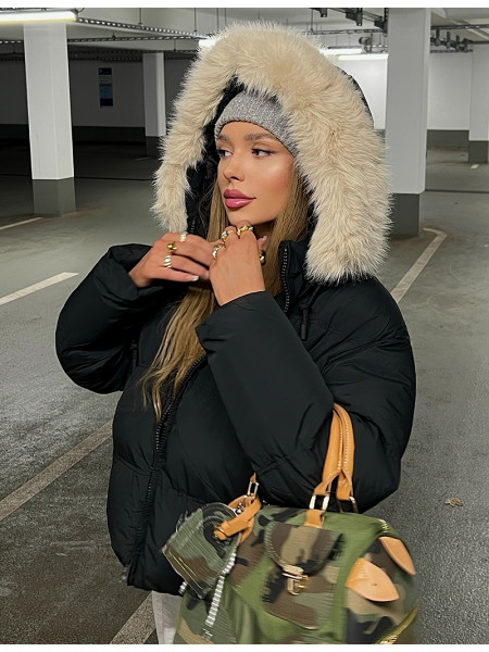 Kurze Daunenjacke mit Fellkapuze