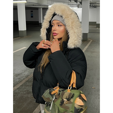 Kurze Daunenjacke mit Fellkapuze