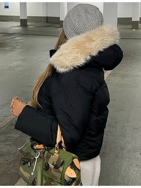 Kurze Daunenjacke mit Fellkapuze