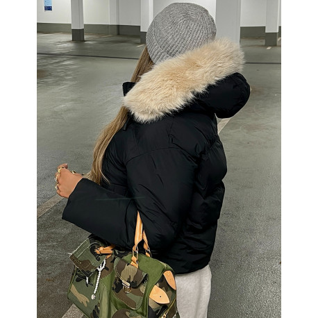 Kurze Daunenjacke mit Fellkapuze