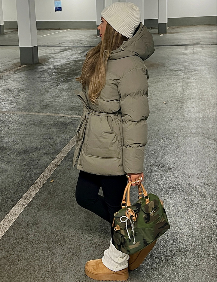 Kurze, taillierte Daunenjacke mit Kapuze