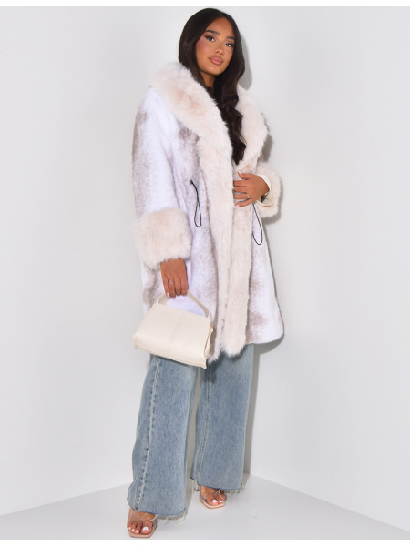 In der Taille verstellbarer Pelzmantel