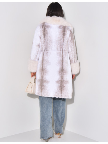 In der Taille verstellbarer Pelzmantel