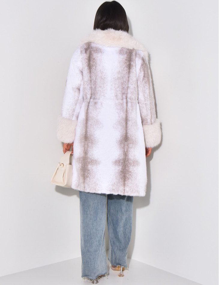 In der Taille verstellbarer Pelzmantel