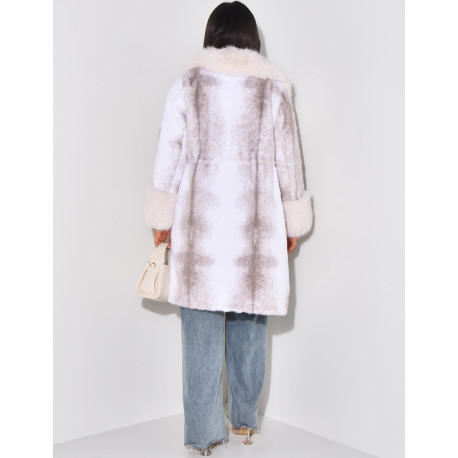 In der Taille verstellbarer Pelzmantel