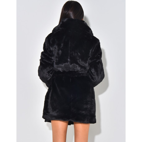 Manteau court en fausse fourrure à ceinture