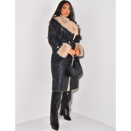 Schwarzer Kunstledermantel mit taupefarbenem Kunstpelz.