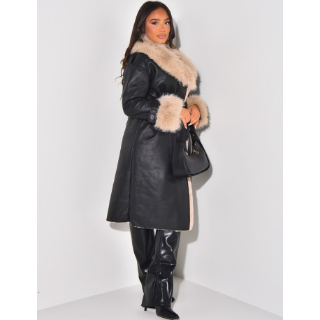 Schwarzer Kunstledermantel mit taupefarbenem Kunstpelz.