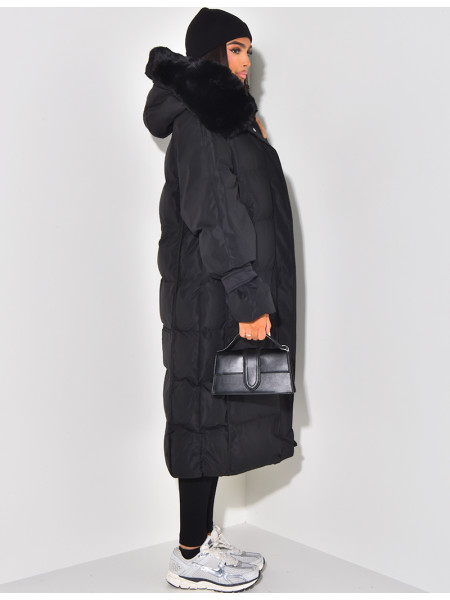 Doudoune longue matelassée à capuche avec fourrure