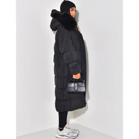 Doudoune longue matelassée à capuche avec fourrure