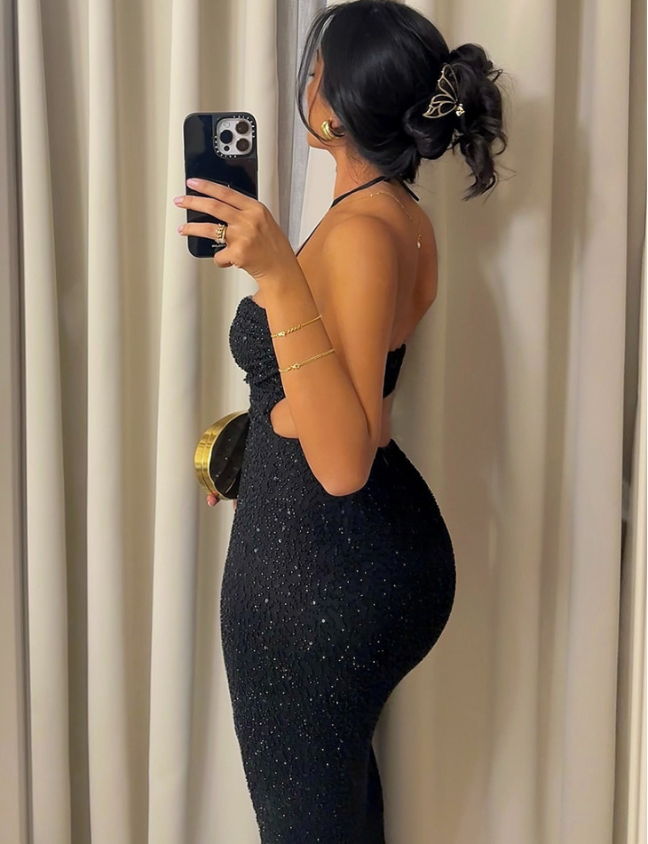 Langes Neckholder-Kleid mit gestickten Perlen