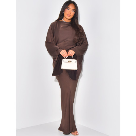 Langes, lockeres Kleid, das an der Taille tailliert wird.