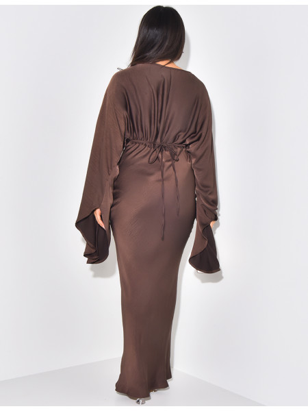 Langes, lockeres Kleid, das an der Taille tailliert wird.