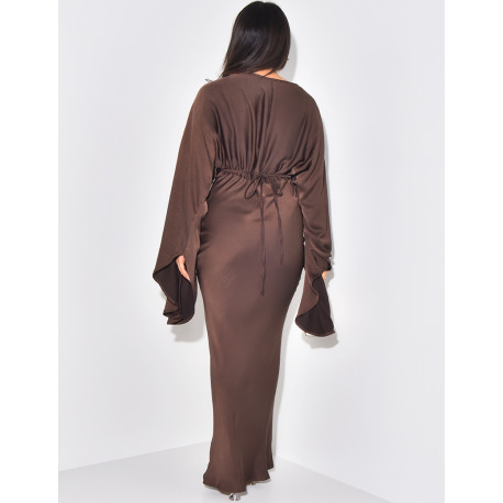 Langes, lockeres Kleid, das an der Taille tailliert wird.