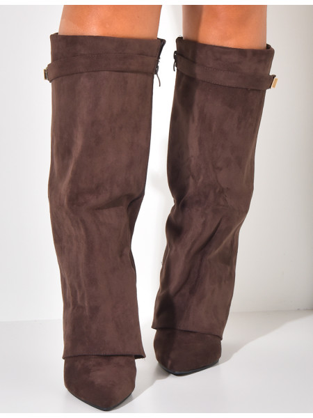 Stiefel aus Wildleder mit quadratischem Absatz und Klappe
