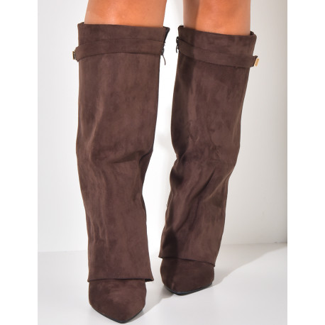 Stiefel aus Wildleder mit quadratischem Absatz und Klappe