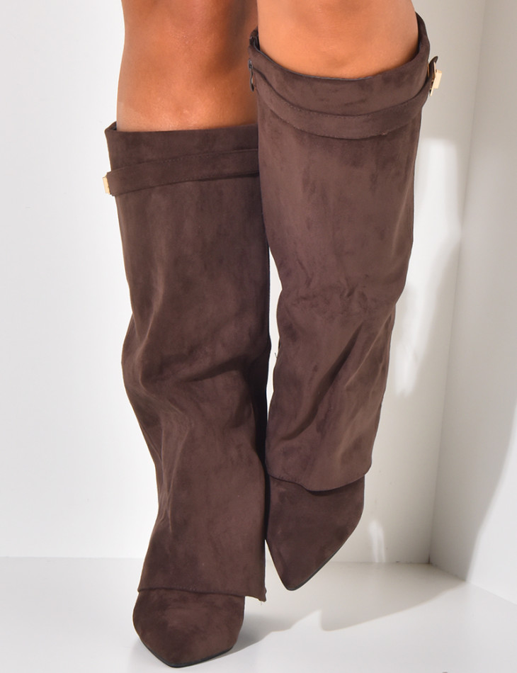 Stiefel aus Wildleder mit quadratischem Absatz und Klappe