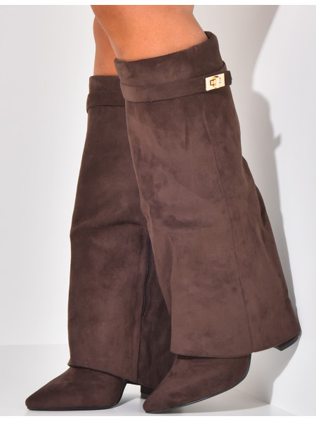 Stiefel aus Wildleder mit quadratischem Absatz und Klappe