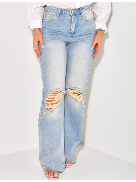 Zerstörte Jeans mit weitem Schnitt