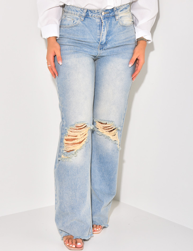 Zerstörte Jeans mit weitem Schnitt