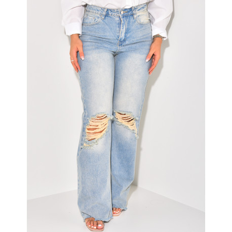 Zerstörte Jeans mit weitem Schnitt