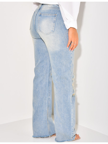 Zerstörte Jeans mit weitem Schnitt